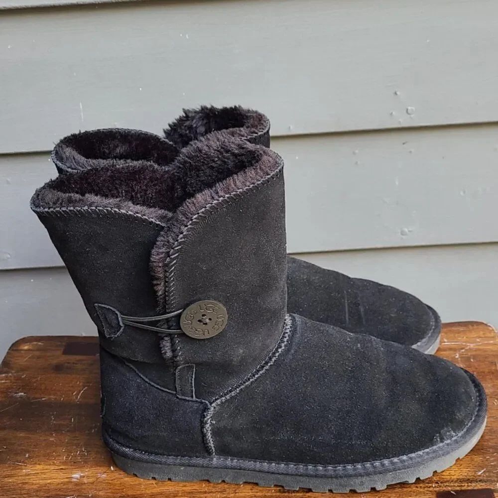 UGG Black Bailey Boot Suede Shearling size 9